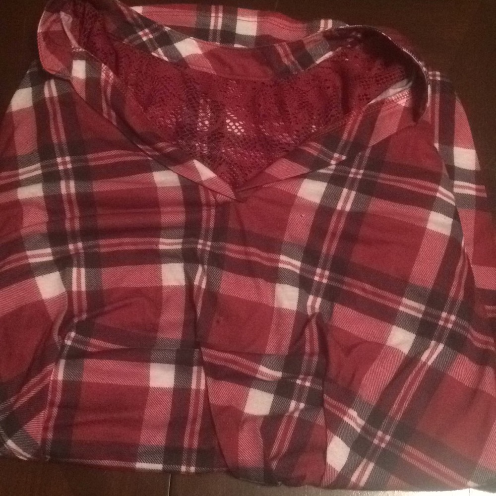 A light median sleeved shirt